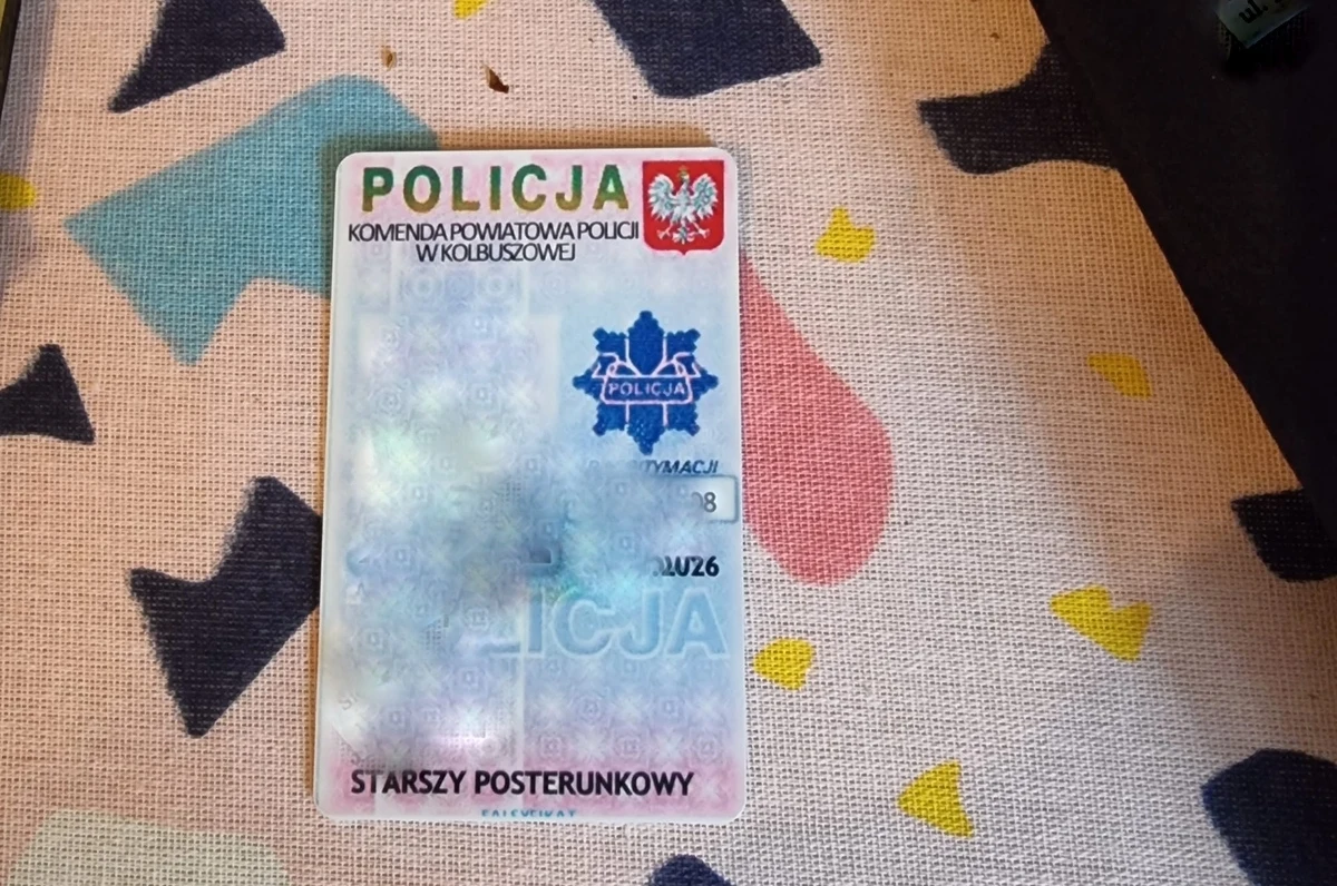 19-latek z powiatu kolbuszowskiego odpowie za podszywanie się pod policjanta. Mężczyzna zwrócił uwagę 14-latkowi i jego koleżance, że zachowują się zbyt głośno, pokazał też dokument przypominający policyjną legitymację. Chłopiec nie dał się nabrać.
