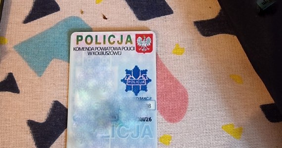 19-latek z powiatu kolbuszowskiego odpowie za podszywanie się pod policjanta. Mężczyzna zwrócił uwagę 14-latkowi i jego koleżance, że zachowują się zbyt głośno, pokazał też dokument przypominający policyjną legitymację. Chłopiec nie dał się nabrać.