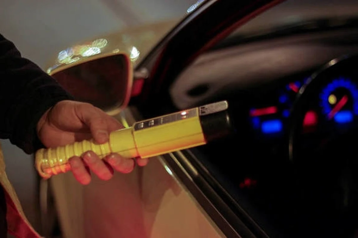 40-letni mieszkaniec Olsztyna wsiadł za kierownicę mimo prawie czterech promili alkoholu w organizmie. Gdy jego samochód zatrzymał się na przystanku autobusowym przy ul. Krasickiego, kluczyki zabrał mu świadek jego niebezpiecznej jazdy. Mężczyzna trafił do izby wytrzeźwień.