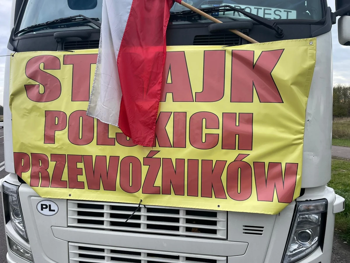 900 ciężarówek przed przejściem w Hrebennem, 650 przed Dorohuskiem - to trzeci dzień protestu polskich przewoźników. Domagają się ponownego wprowadzenia wzajemnych pozwoleń na przewozy. Bez nich, jak mówią, 80 procent polskich firm może zbankrutować. 