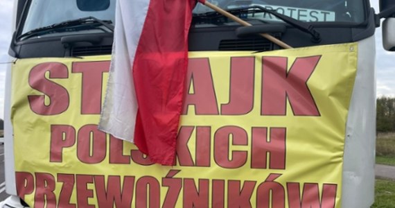 900 ciężarówek przed przejściem w Hrebennem, 650 przed Dorohuskiem - to trzeci dzień protestu polskich przewoźników. Domagają się ponownego wprowadzenia wzajemnych pozwoleń na przewozy. Bez nich, jak mówią, 80 procent polskich firm może zbankrutować. 