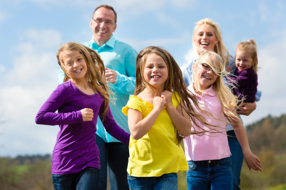 Są niezbędne, by zająć się dziećmi, które nie mogą pozostać w swych biologicznych rodzinach. Mowa o rodzinach zastępczych, których niestety jest za mało, by wykonać wszystkie postanowienia sądu. 