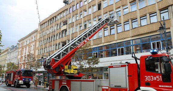 Strażacy z Łodzi opanowali pożar pomieszczenia gospodarczego, który wybuchł w środę przed południem w budynku przy ul. Piotrkowskiej w Łodzi. Ewakuowano 10 osób. Ich życiu nie zagraża niebezpieczeństwo.