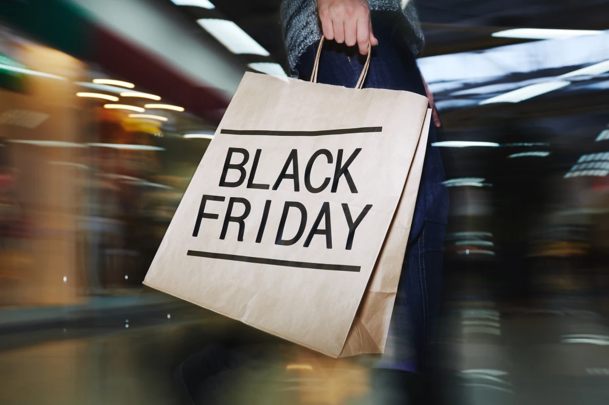Zbliża się Black Friday – uwaga na fałszywe sklepy internetowe! - ostrzega NASK. Zespół CERT Polska odnotował zwiększoną aktywność oszustów tworzących w internecie sklepy naśladujące znane marki związaną z okresem listopadowych i przedświątecznych promocji.