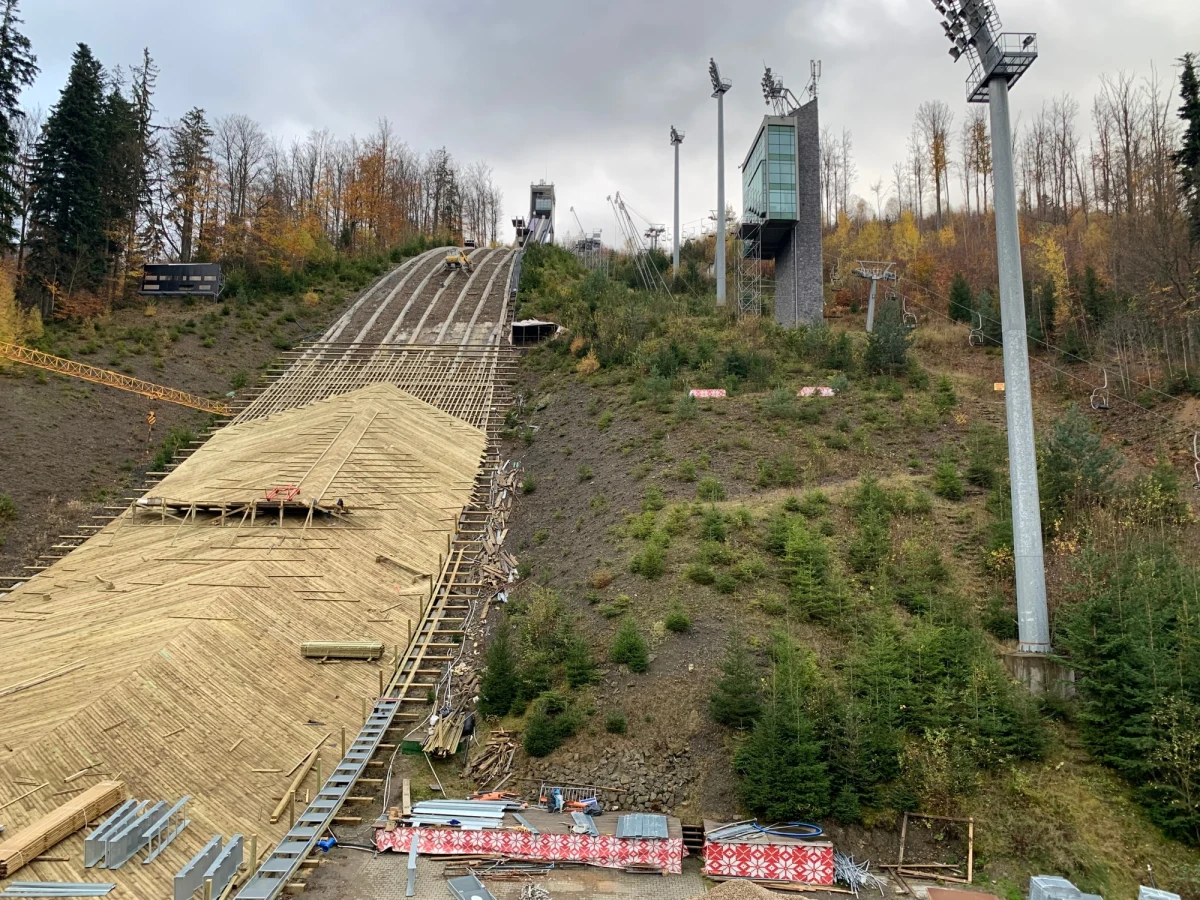 W Wiśle-Malince trwa modernizacja skoczni im. Adama Małysza. Najważniejsze prace muszą zostać zakończone do stycznia. A dokładnie do 12 stycznia - wtedy rywalizację o punkty Pucharu Świata rozpoczną tutaj skoczkowie. "Postęp prac jest na dobrym poziomie i w tej chwili nie ma zagrożenia, że z powodu modernizacji skoczni styczniowy Puchar Świata miały się na skoczni w Wiśle-Malince nie odbyć" – mówi Tomasz Laszczak dyrektor Centralnego Ośrodka Sportu w Szczyrku. Słowa dyrektora COS-u potwierdza też dyrektor Pucharu Świata w Wiśle Andrzej Wąsowicz. Cała inwestycja - włącznie z wymianą kolejki na górę skoczni - ma zakończyć się w czerwcu przyszłego roku i kosztować 53 mln złotych. 