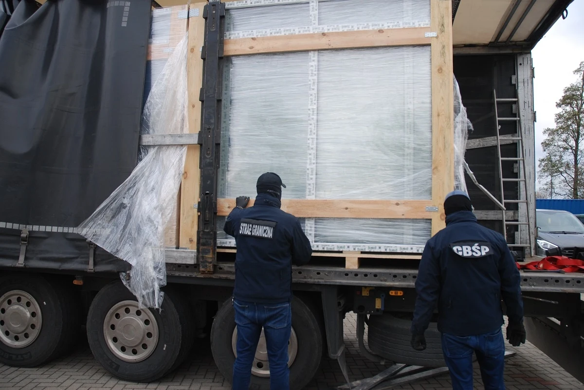 Blisko 1,2 mln paczek papierosów bez polskich znaków akcyzy o szacunkowej wartości ponad 18 mln złotych ujawnili funkcjonariusze Podlaskiego Oddziału Straży Granicznej, CBŚP. Gdyby nielegalny towar trafił do sprzedaży, Skarb Państwa straciłby ponad 29,7 mln zł.