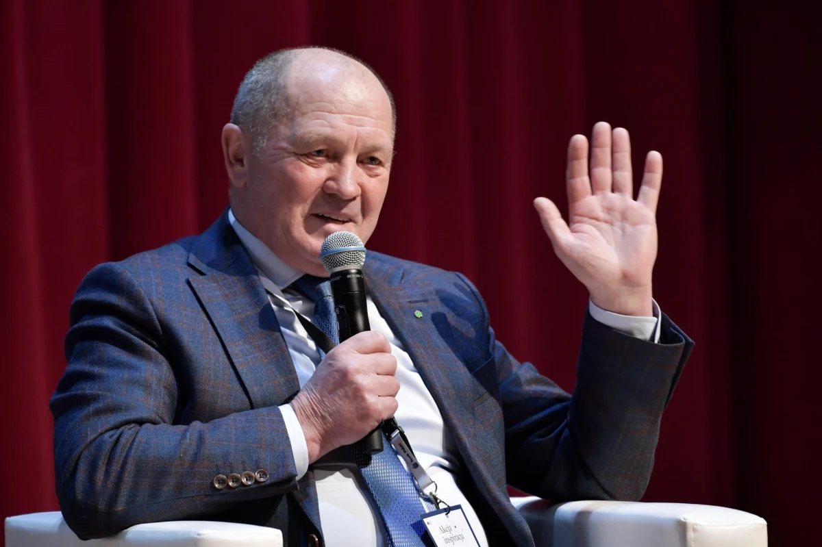 ​Przyjąłem sugestie wszystkich klubów. Po naniesieniu tego na stosowne schematy i dokumenty, poinformuję o ostatecznej decyzji, które należy do mnie - powiedział Marek Sawicki (PSL) wskazany na marszałka seniora - po rozmowie klubów parlamentarnych ws. podziału miejsc na sali plenarnej i pomieszczeń w Sejmie. Pojawił się spór o miejsca na sali.