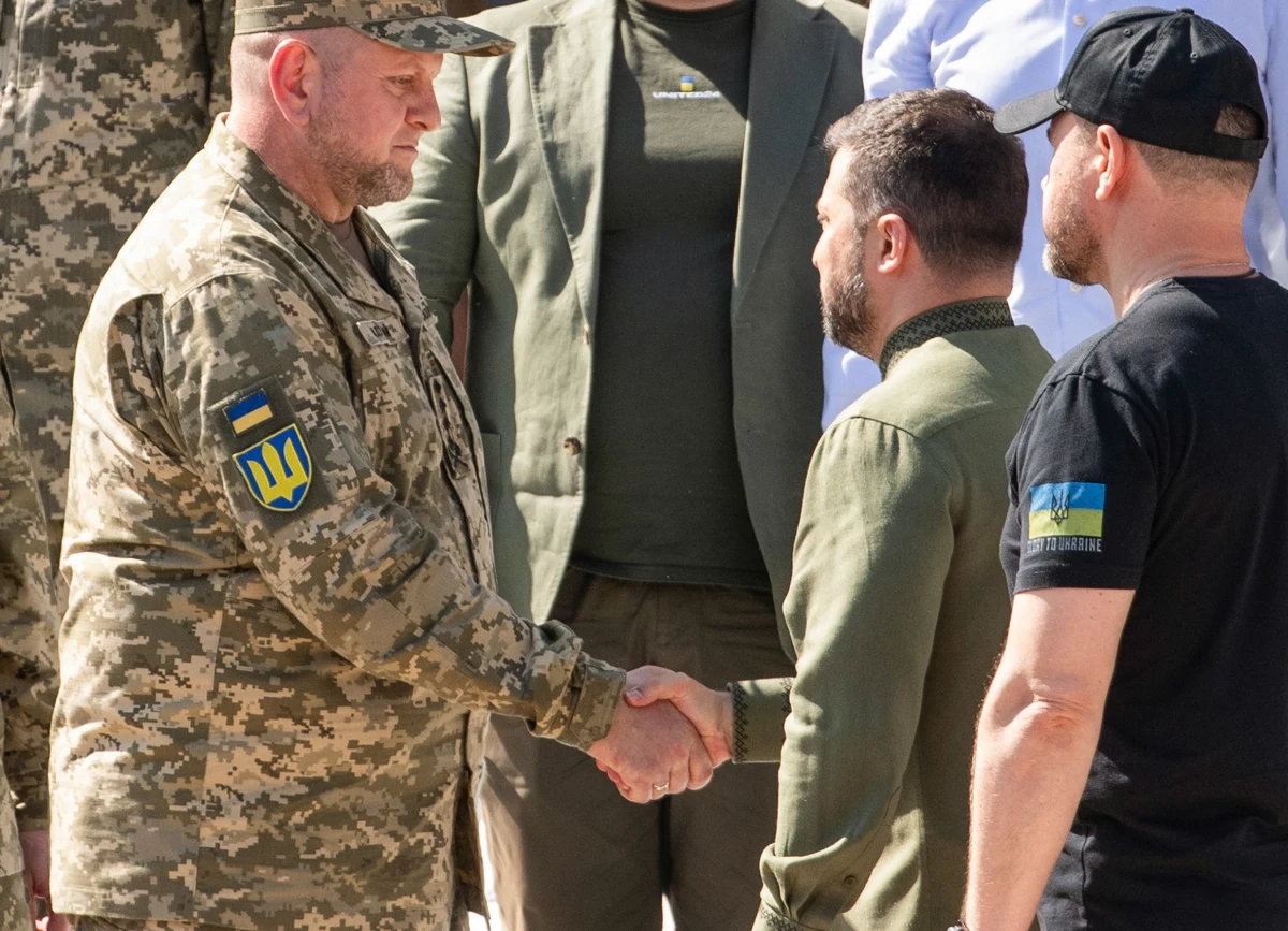 Rosjanie stosują technologię deepfake do fabrykowania nagrań, w których „przedstawiciele” ukraińskich władz i dowództwa podburzają społeczeństwo do konfliktów wewnętrznych – podało w środę Centrum Komunikacji Strategicznej ukraińskiej armii (StratKom). Na jednym ze sfabrykowanych nagrań pojawiła się postać dowódcy wojsk ukraińskich gen. Wałerija Załużnego.