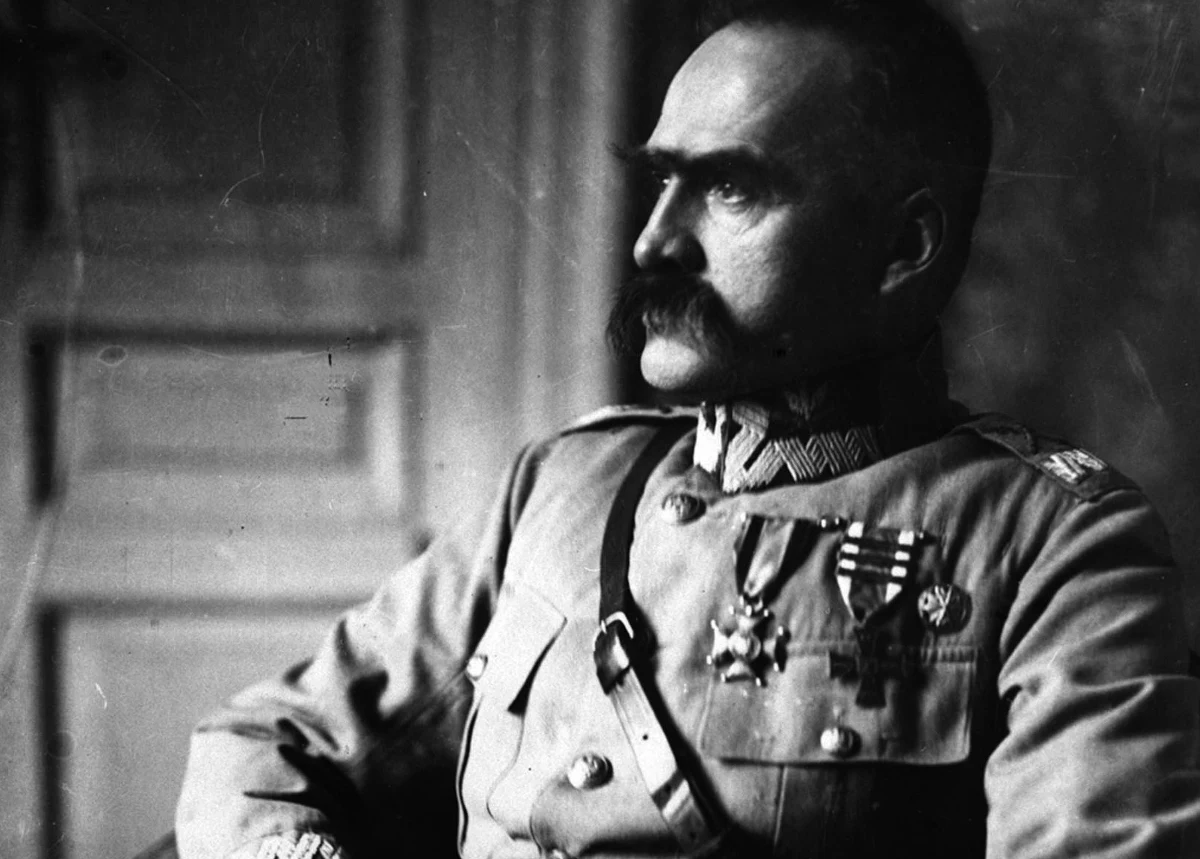 Wtedy, czyli 11 listopada 1918 roku, był poniedziałek. O tej dacie uczyliśmy się w szkole i słyszeliśmy ją wielokrotnie jako dorośli. Ma ona symboliczne znaczenie dla odzyskania przez Polskę niepodległości. Czy jednak wiemy, dlaczego akurat ten dzień ma dla nas takie znaczenie?