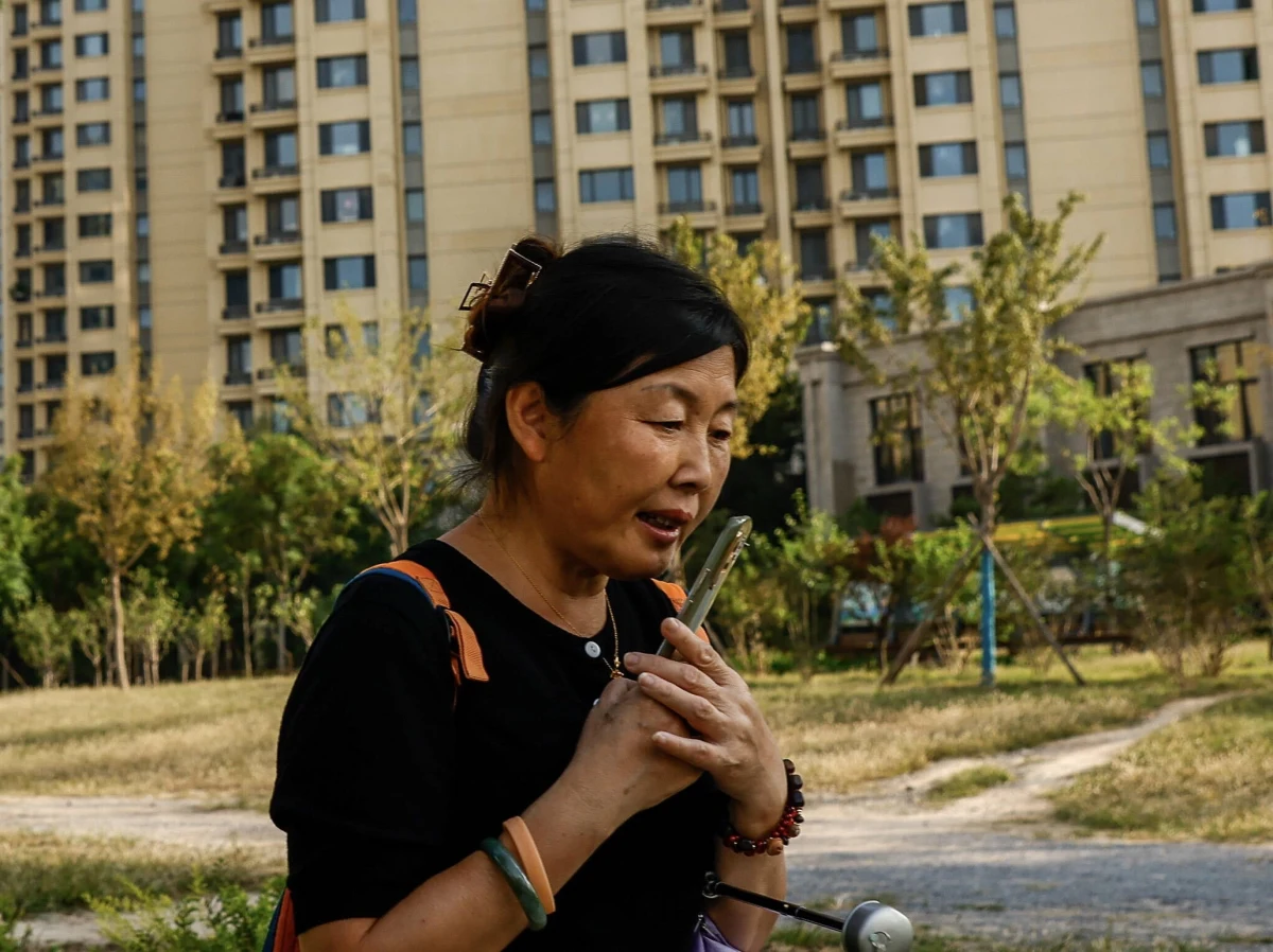 Po raz pierwszy od 1998 r. wskaźnik zagranicznych inwestycji ulokowanych w Chinach jest na minusie. Miliardy napływające nieprzerwaną rzeką i pompowane w chińską gospodarkę zmieniły swój kierunek i jak podaje Bloomberg, nie widać sposobu, który skłoniłby globalnych inwestorów do powrotu do Państwa Środka z ogromnymi funduszami.
