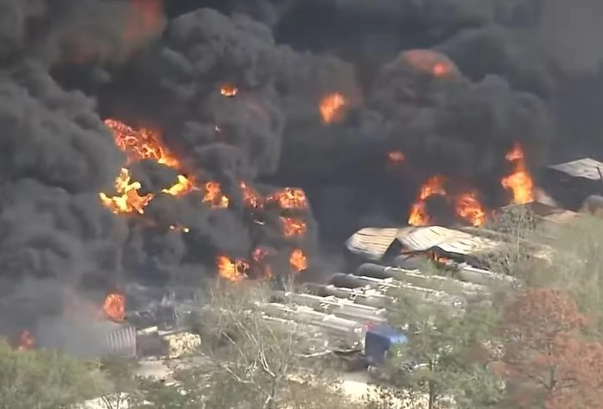 Groźny pożar wybuchł w środę w zakładach produkujących rozpuszczalniki do kleju i zmywacze do farb w Shepherd w stanie Texas (USA). Konieczna była ewakuacja mieszkańców oraz czasowe zamknięcie pobliskiej autostrady.