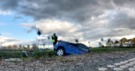 18-latka straciła panowanie nad hyundaiem, zjechała do rowu i dachowała. Nastolatka oraz troje jej pasażerów trafili do szpitala. Do tego wypadku doszło w Rawie Mazowieckiej.