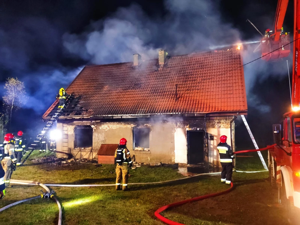 Pożar domu jednorodzinnego we wsi Spoguny w gminie Olsztynek w woj. warmińsko-mazurskiem. Strażacy poinformowali, że nie żyje mężczyzna, którego świadkowie zabrali z budynku przed przyjazdem ratowników.