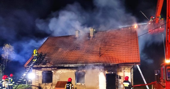 Pożar domu jednorodzinnego we wsi Spoguny w gminie Olsztynek w woj. warmińsko-mazurskiem. Strażacy poinformowali, że nie żyje mężczyzna, którego świadkowie zabrali z budynku przed przyjazdem ratowników.