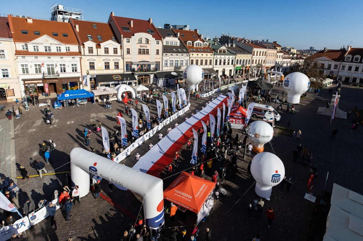 Zarząd Transportu Miejskiego w Rzeszowie informuje, że 11 listopada w związku z organizowanym „11. PKO Biegiem Niepodległości” zamknięte zostaną niektóre ulice i pojawią się utrudnienia w ruchu. Zmiany będą dotyczyć też kursowania autobusów. Utrudnienia będą obowiązywać między 10:00 a 13:00.