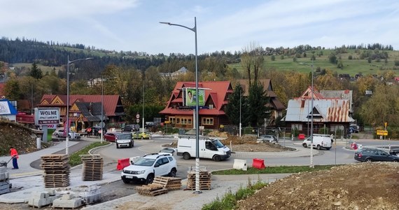 W czwartek i piątek drogowcy będą kłaść asfalt na rondzie budowanym na skrzyżowaniu ul. Kasprowicza i Spyrkówka w Zakopanem. To oznacza zmiany w organizacji ruchu. 