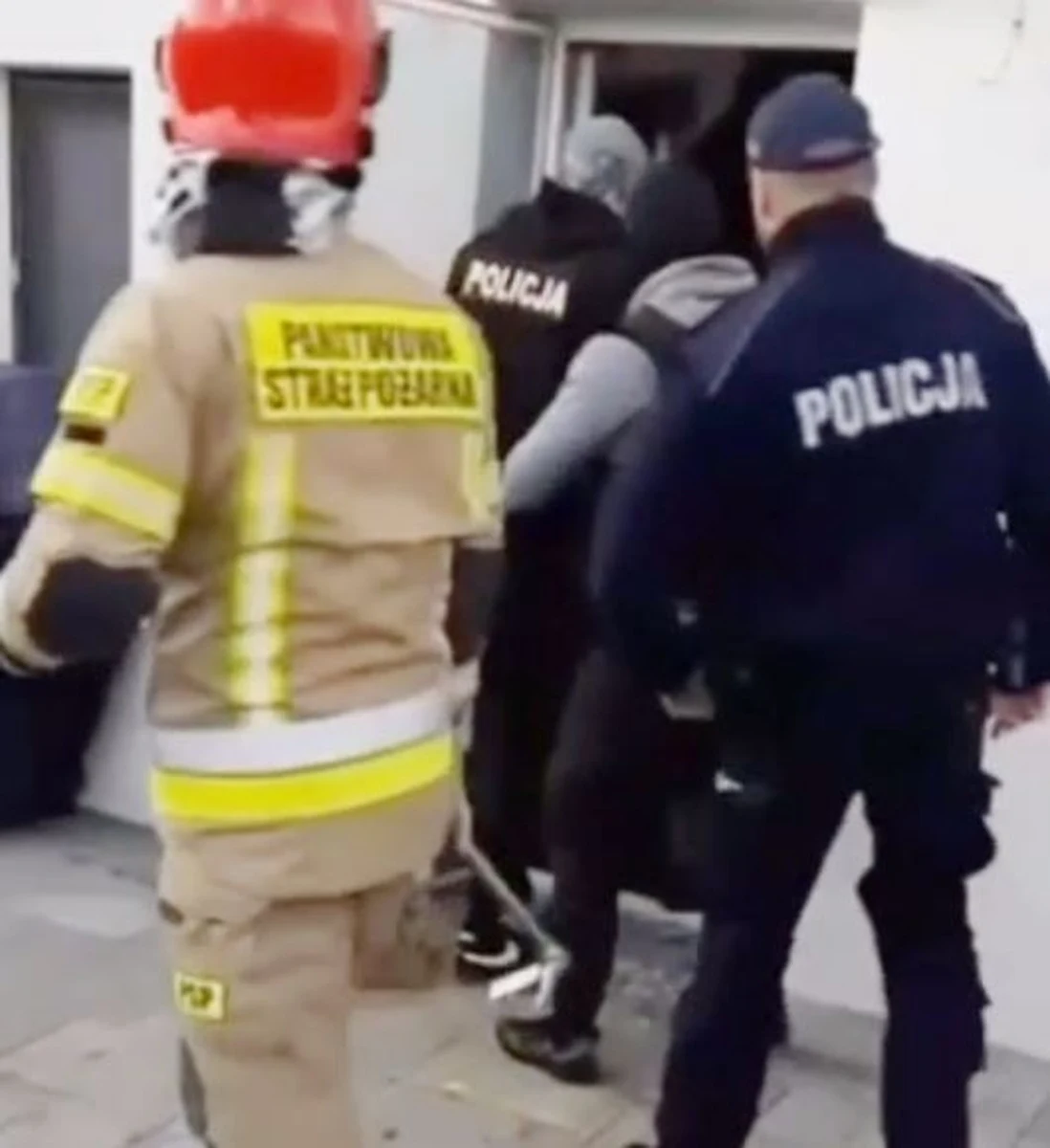 Zmieniał miejsca pobytu i samochody, którymi jeździł. Rzeszowscy policjanci zatrzymali 42-latka ze Stalowej Woli, który ukrywał się od 3 lat. Był poszukiwany listem gończym w związku  z przestępstwami narkotykowymi, nielegalnym posiadaniem broni i czynną napaścią na funkcjonariusza.