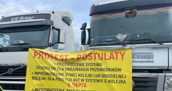 Długie kolejki tirów przed przejściami granicznymi z Ukrainą. Od czterech dni dojazd do części z nich blokują protestujący polscy przewoźnicy, którzy chcą przywrócenia pozwoleń dla ukraińskich firm.