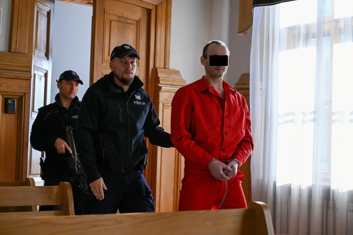 Przed sądem w Rzeszowie stanął 38-letni Artur R. – mężczyzna oskarżony o zabójstwo ze szczególnym okrucieństwem psycholożki w Zakładzie Karnym w Rzeszowie. Zaatakował ją w trakcie konsultacji w lutym zeszłego roku, nożyczkami zadał osiem ciosów w szyję i twarz. 