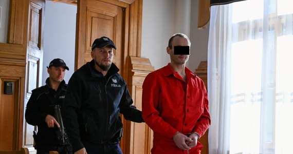 Przed sądem w Rzeszowie stanął 38-letni Artur R. – mężczyzna oskarżony o zabójstwo ze szczególnym okrucieństwem psycholożki w Zakładzie Karnym w Rzeszowie. Zaatakował ją w trakcie konsultacji w lutym zeszłego roku, nożyczkami zadał osiem ciosów w szyję i twarz. 