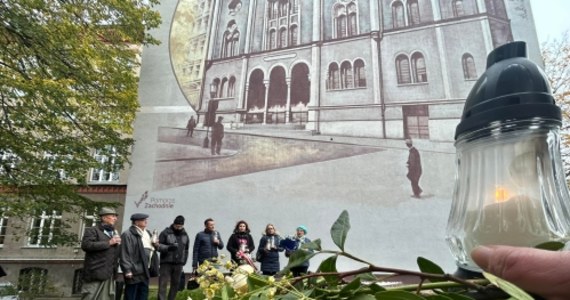 85 lat temu w Niemczech doszło do tzw. nocy kryształowej. Jej nazwa wzięła się od odłamków szkieł i kryształów z witryn żydowskich sklepów i warsztatów, zniszczonych przez podjudzone bojówki. Pogrom miał miejsce też w niemieckim wówczas Stettinie. Dziś, polscy mieszkańcy i przedstawiciele organizacji żydowskich uczcili pamięć ofiar tamtych tragicznych wydarzeń.