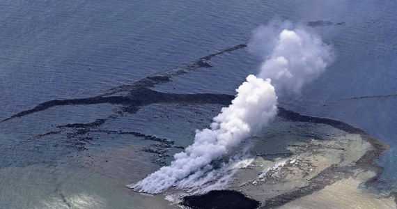 W Japonii pojawiła się nowa wyspa. Powstała na morzu, w wyniku erupcji podwodnego wulkanu - informuje "Guardian". Ląd o średnicy 100 metrów uformował się w pobliżu wyspy Iwoto, w grupie wysp Ogasawara, które również są pochodzenia wulkanicznego.
