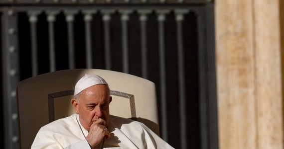 Papież Franciszek w przesłaniu cytowanym przez włoskie radio RAI stwierdził, że przemoc wobec kobiet, to "trujący chwast", który "musi zostać wykorzeniony". "To korzenie kulturowe, mentalne. Rozwijają się na gruncie uprzedzeń, żądzy posiadania, niesprawiedliwości"- napisał w związku z kampanią społeczną przeciwko przemocy wobec kobiet.