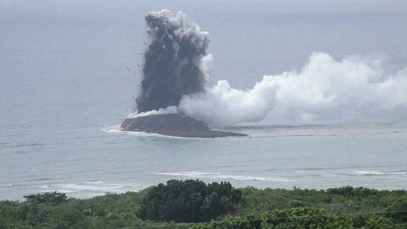 Japońska Agencja Meteorologiczna (JMA) poinformowała, że terytorium lądowe Kraju Kwitnącej Wiśni właśnie się powiększyło. Dołączyła do niego bezimienna jeszcze wyspa, która powstała w wyniku erupcji podmorskiego wulkanu.