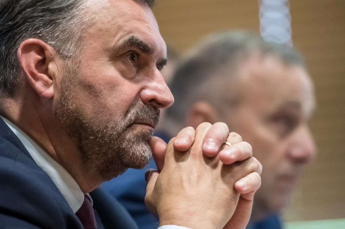 Jest wniosek o uchylenie aresztu wobec Włodzimierza Karpińskiego. Były minister skarbu podejrzany w aferze śmieciowej ma objąć mandat europosła. Wniosek o uchylenie aresztu do prokuratury przesłał jego adwokat.