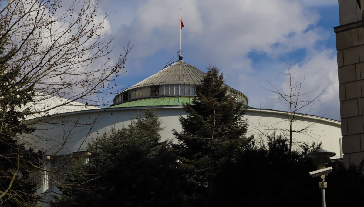 Czy zgodzić się na obecność Elżbiety Witek w Prezydium Sejmu i czy dać wicemarszałka Konfederacji - to jedne z ostatnich pytań, które stoją przed liderami nowej koalicji rządowej. Jutro mamy poznać umowę koalicyjną i właśnie kształt Prezydium Sejmu to jeden z ostatnich spornych punktów.