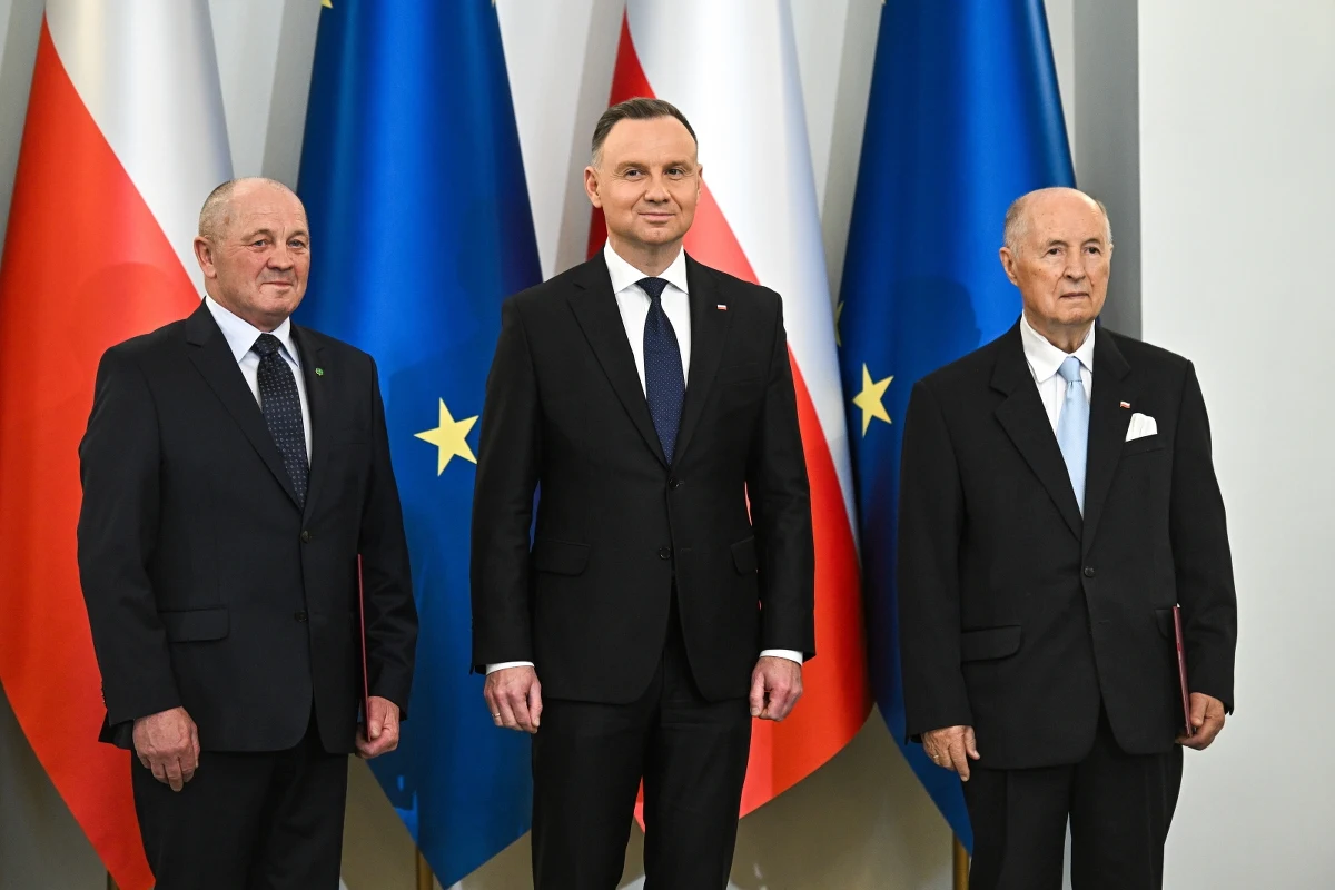 Andrzej Duda wręczył akty powołania marszałkowi seniorowi Senatu Michałowi Seweryńskiemu i marszałkowi seniorowi Sejmu Markowi Sawickiemu. "Cieszę się ogromnie, że tak doświadczeni parlamentarzyści, politycy (...) posiadający bardzo potrzebne w tym momencie cechy osobowościowe, jak panowie marszałkowie, podjęli się tej bardzo ważnej misji" - powiedział prezydent.