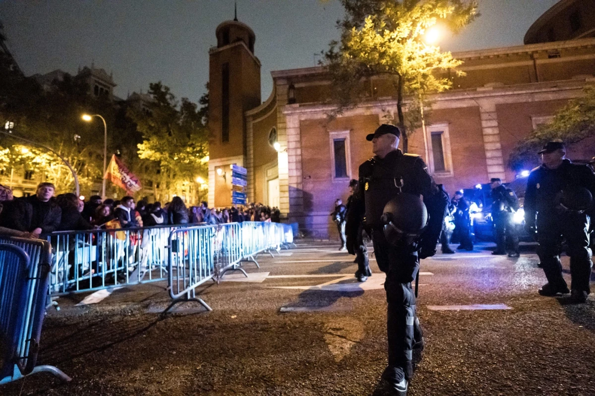 W ostatnich dniach w Hiszpanii odbywają się protesty przeciwko decyzji premiera Pedro Sancheza, który zapowiedział amnestię dla katalońskich separatystów. Secesjoniści, którzy w 2017 roku przeprowadzili referendum niepodległościowe w bogatej Katalonii, są teraz bardzo potrzebni premierowi Pedro Sanchezowi do stworzenia rządu Królestwa Hiszpanii. Dziś socjaliści (PSOE) porozumieli się z partią Razem dla Katalonii (Junts) byłego premiera tego regionu Carlesa Puigdemonta.