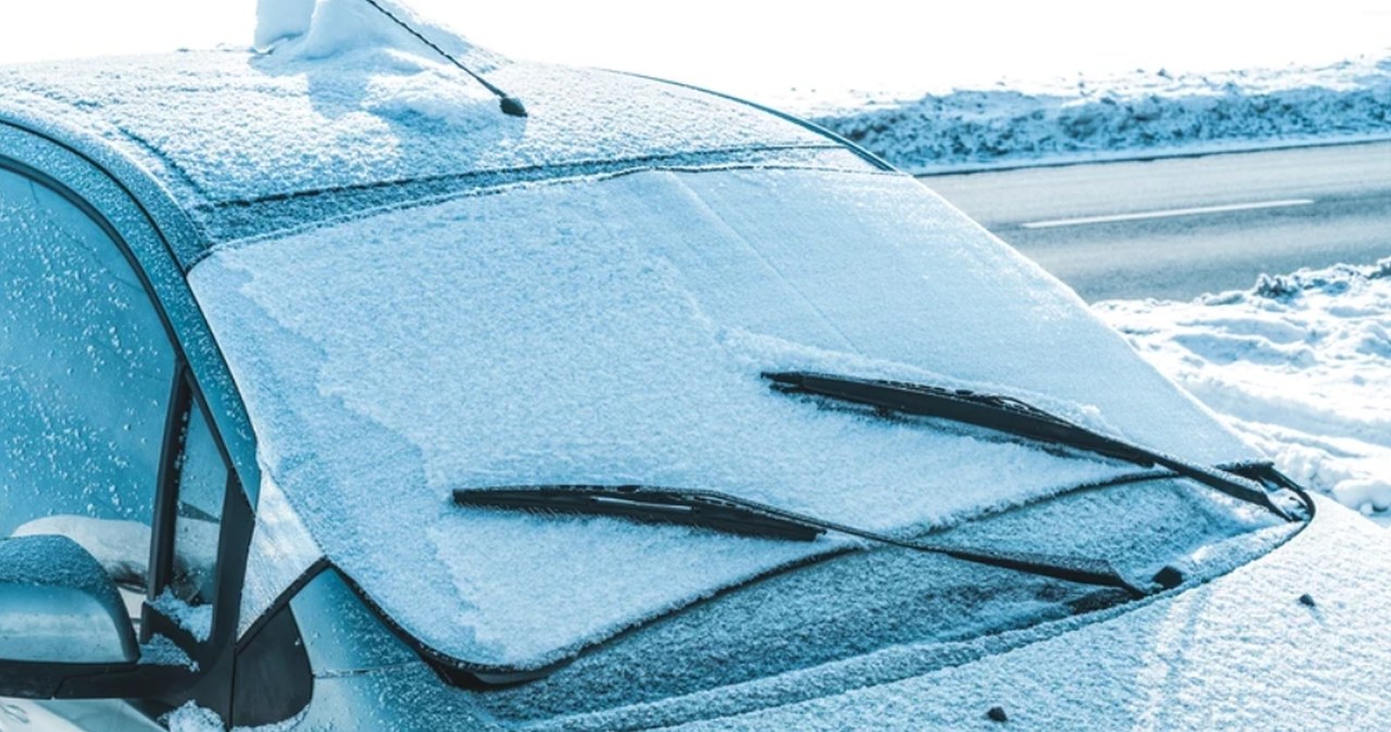 Sprytny sposób, by uniknąć porannego skrobania szyb. Zrób to wieczorem