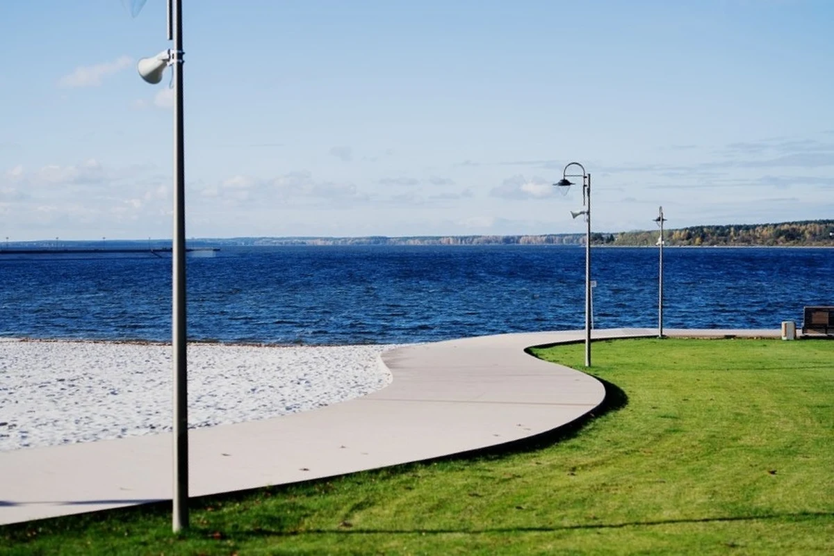 Romantyczny spacer promenadą nad Zalewem Sulejowskim? A może spotkanie na molo? Teraz to jest możliwe po dużych remontach obiektów wodnych w Łódzkiem. Bezpieczniej jest też nad Zalewem Jeziorsko. 