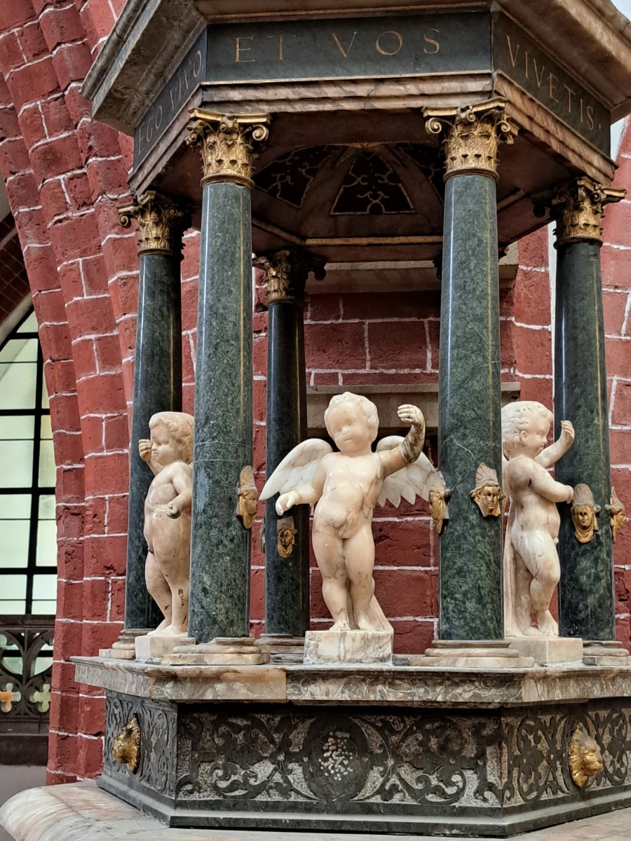 Kilkadziesiąt lat po kradzieży do katedry Marii Magdaleny we Wrocławiu powróciły alabastrowe figury aniołów. Znów umieszczono je na baldachimie jednej z najcenniejszych luterańskich ambon w Europie, którą w XVI w. wykonał artysta Friedrich Gross starszy.