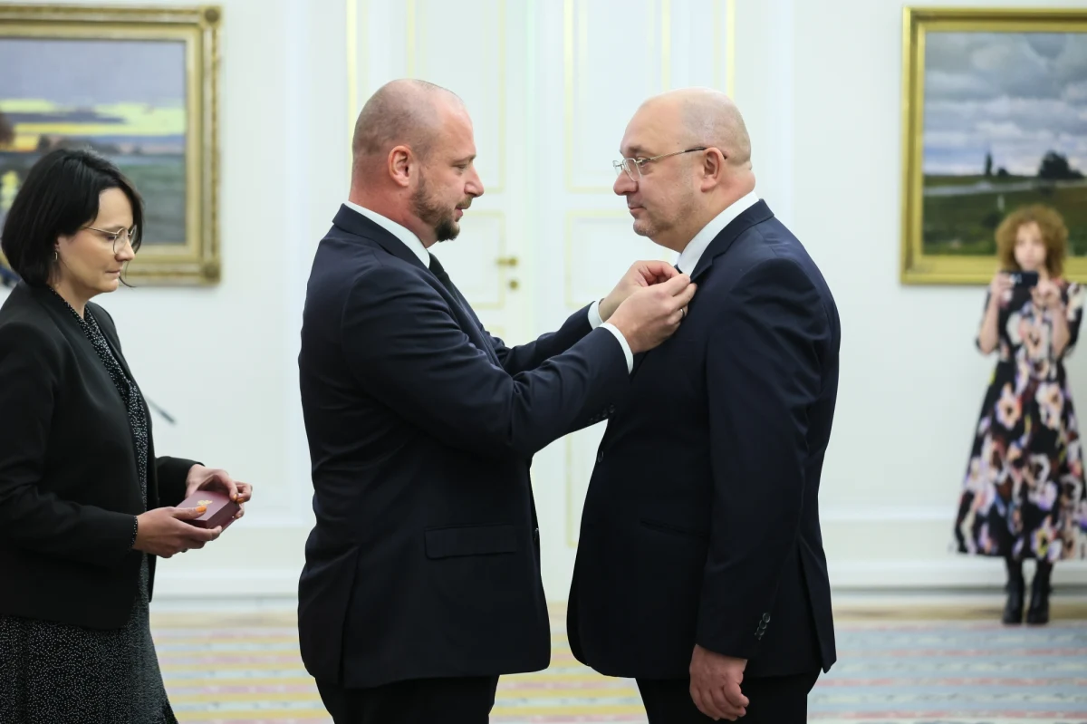 Szef Biura Bezpieczeństwa Narodowego Jacek Siewiera w imieniu prezydenta wręczył odznaczenia lekarzom, pielęgniarkom, ratownikom medycznym i wolontariuszom, którzy nieśli pomoc na Ukrainie po rozpoczęciu rosyjskiej inwazji. "Wykazaliście się nie tylko odwagą, niezwykłymi umiejętnościami, profesjonalizmem, ale przede wszystkim zdolnością myślenia o tym, co można zrobić więcej, ponad zwykły służbowy obowiązek" - mówił Siewiera do odznaczonych.