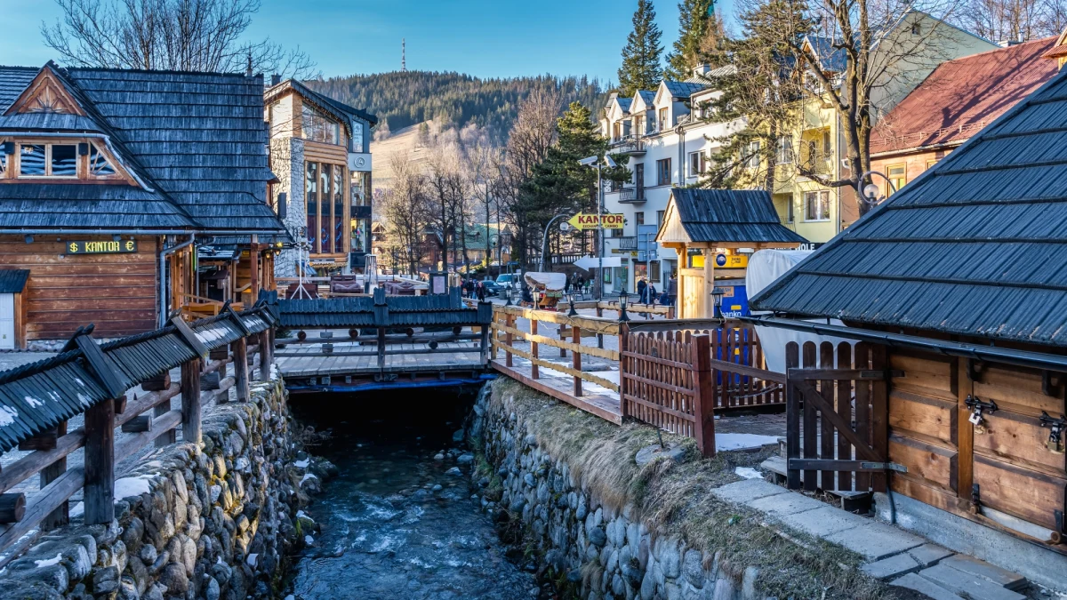 Przed nami weekend z 11 listopada. Tym razem dzień świąteczny wypada w sobotę. "Nie do końca więc wiadomo, czy będzie to tak zwany długi weekend, normalny czy też może "przedłużony". Pod Tatrami opinie są podzielone, ale jedno jest pewne: turystów tam będzie dużo" - mówi Agata Wojtowicz z Tatrzańskiej Izby Gospodarczej. 
