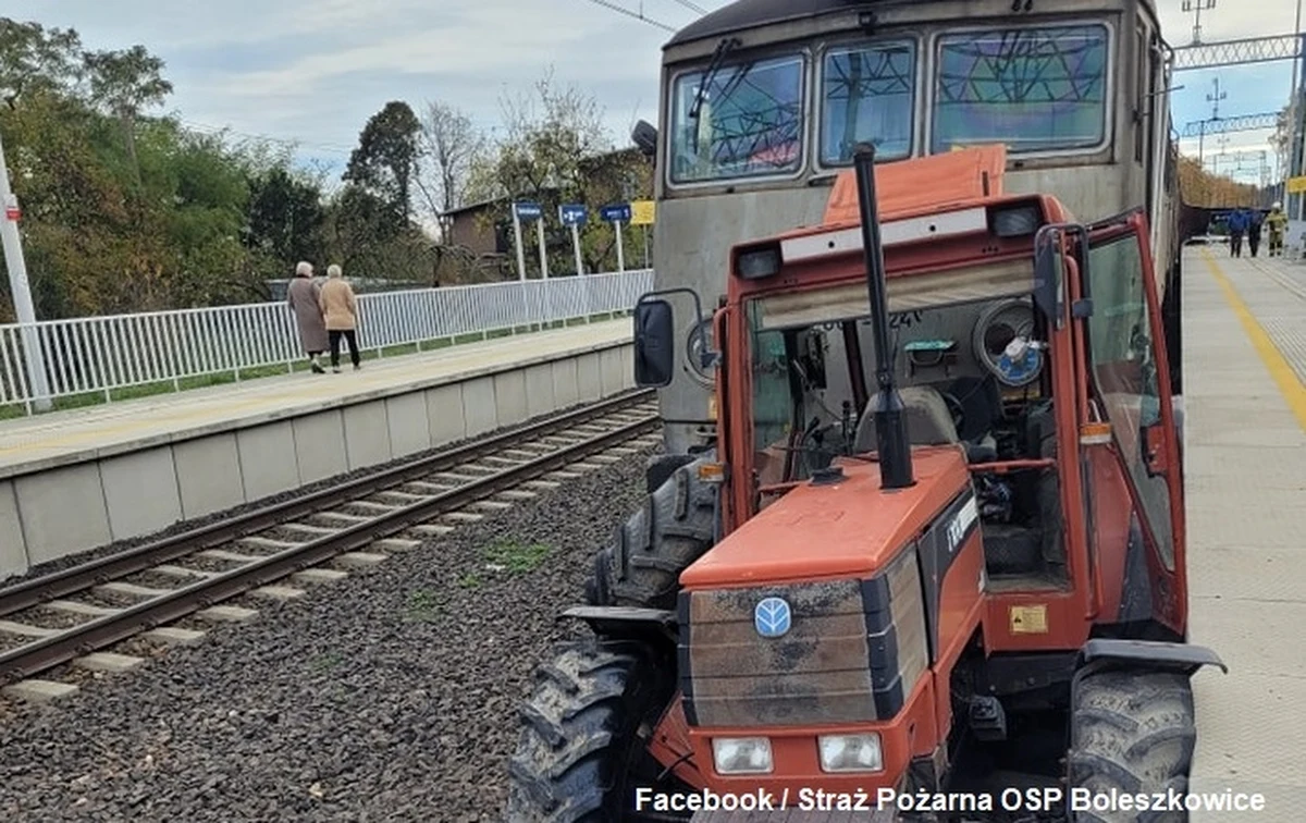 Jedna osoba została ranna po zderzeniu pociągu z ciągnikiem w Boleszkowicach w Zachodniopomorskiem. Z naczepy pojazdu wysypały się ziemniaki.