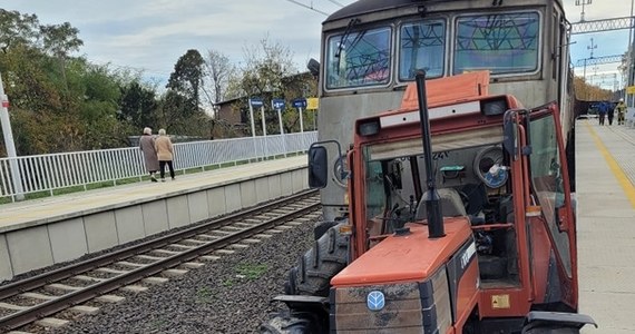 Jedna osoba została ranna po zderzeniu pociągu z ciągnikiem w Boleszkowicach w Zachodniopomorskiem. Z naczepy pojazdu wysypały się ziemniaki.