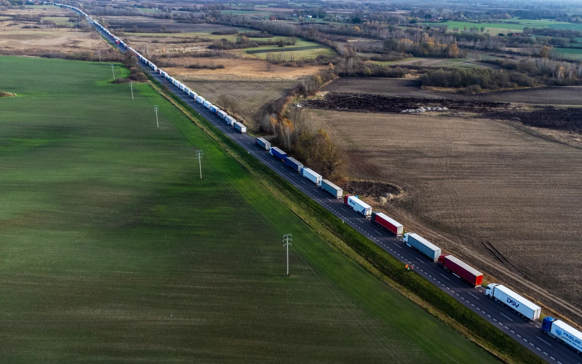 Po trzech godzinach zakończyły się negocjacje przedstawicieli rządu z przewoźnikami, którzy blokują przejścia na granicy polsko-ukraińskiej. Rozmowy okazały się bezowocne. 
