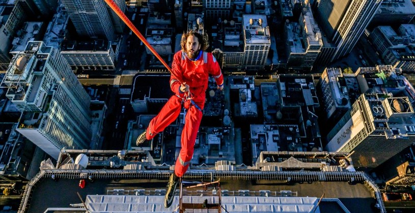 Aktor i wokalista Jared Leto został pierwszy człowiekiem, który legalnie wspiął się na szczyt Empire State Building. "To było o wiele trudniejsze, niż sobie wyobrażałem" - powiedział 51-letni artysta, który zapowiedział także światową trasę swojego zespołu 30 Seconds to Mars.