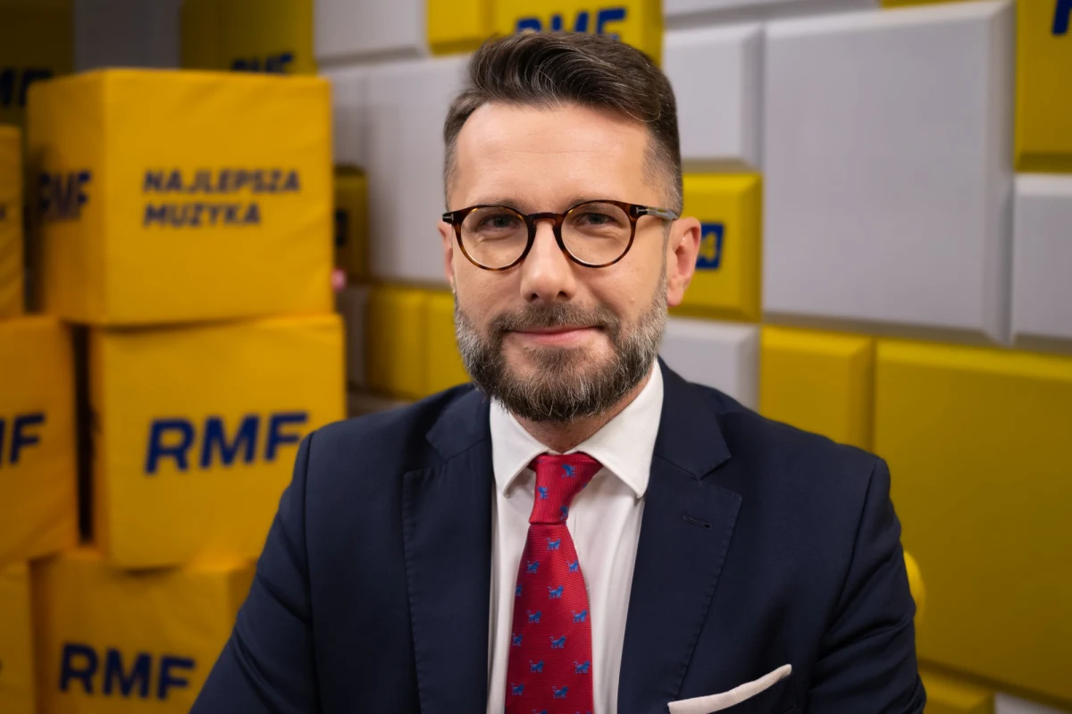 "Warto spróbować, warto apelować, warto poszukiwać posłów" - powiedział w Popołudniowej rozmowie w RMF FM Radosław Fogiel, pytany o to, czy rząd Mateusza Morawieckiego uzyska wotum zaufania. "Nie ma nic nadzwyczajnego w tym, że prezydent postanowił uszanować dobry zwyczaj i dać szansę temu ugrupowaniu, które zwyciężyło wybory" - dodał poseł PiS-u.