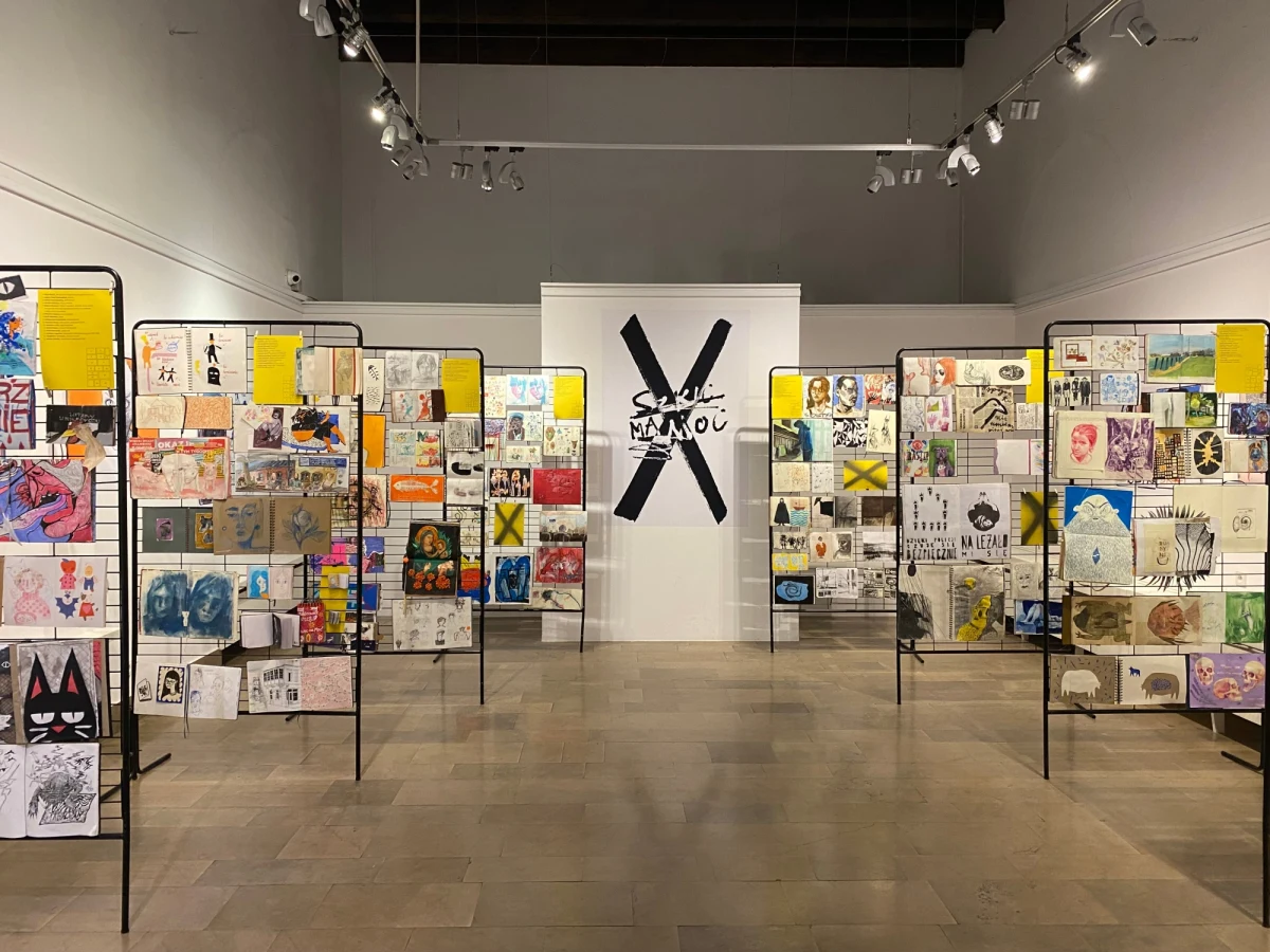 Wystawa "Satyrykon. Szkic ma moc" to przegląd rysunku satyrycznego z całego świata, prezentująca nowe trendy i tendencje. To, co świeże i gorące szczególnie widać w szkicownikach. Wystawę od piątku można oglądać w Muzeum Karykatury w Warszawie.