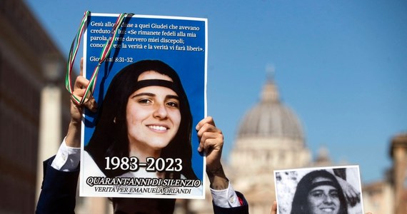 Parlament Włoch definitywnie zdecydował o utworzeniu komisji śledczej w sprawie zaginięcia przed 40 laty dwóch 15-latek – córki pracownika Watykanu Emanueli Orlandi i Mirelli Gregori. Obie zaginęły w Rzymie w odstępie kilku tygodni w 1983 roku. Uchwałę o utworzeniu komisji przyjął w czwartek w głosowaniu Senat, wcześniej zrobiła to Izba Deputowanych.
