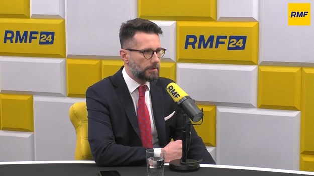 "Warto spróbować, warto apelować, warto poszukiwać posłów" - powiedział w Popołudniowej rozmowie w RMF FM Radosław Fogiel, pytany o to, czy rząd Mateusza Morawieckiego uzyska wotum zaufania. "Nie ma nic nadzwyczajnego w tym, że prezydent postanowił uszanować dobry zwyczaj i dać szansę temu ugrupowaniu, które zwyciężyło wybory" - dodał poseł PiS-u.