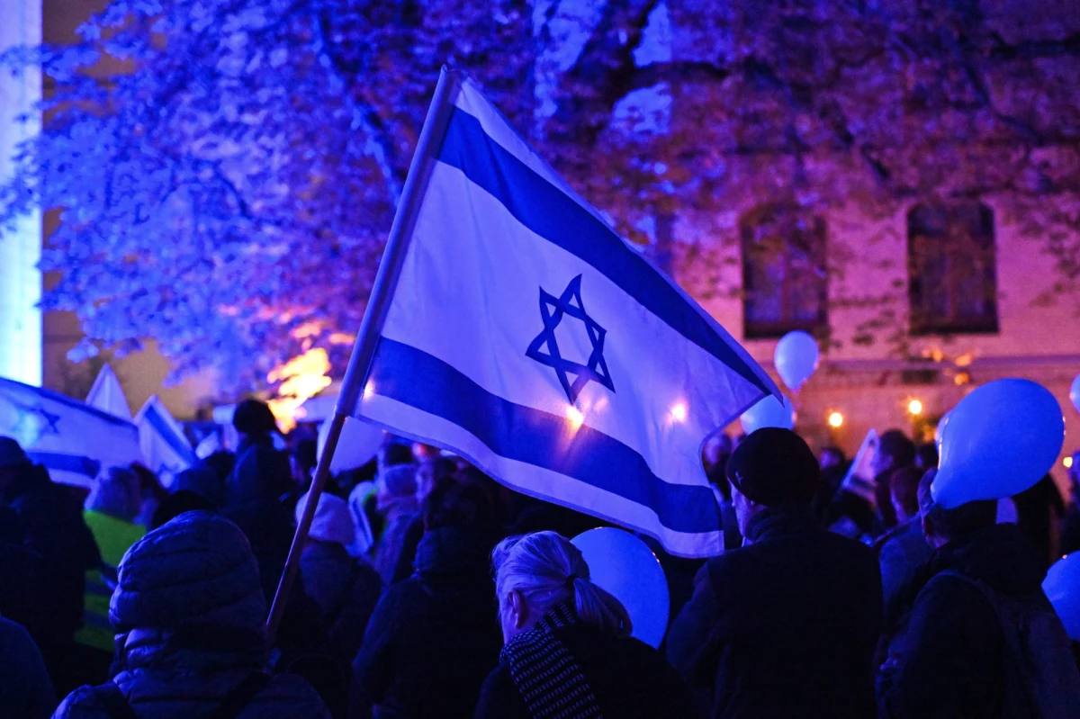 Ponad 100 osób wzięło udział we Wrocławiu w Marszu Wzajemnego Szacunku, który co roku organizowany jest 9 listopada - w rocznicę Nocy Kryształowej. "Dziś znów jest czas, aby świat powiedział – nigdy więcej" – mówiła przewodnicząca Gminy Wyznaniowej Żydowskiej we Wrocławiu Klara Kołodziejska-Połtyn.