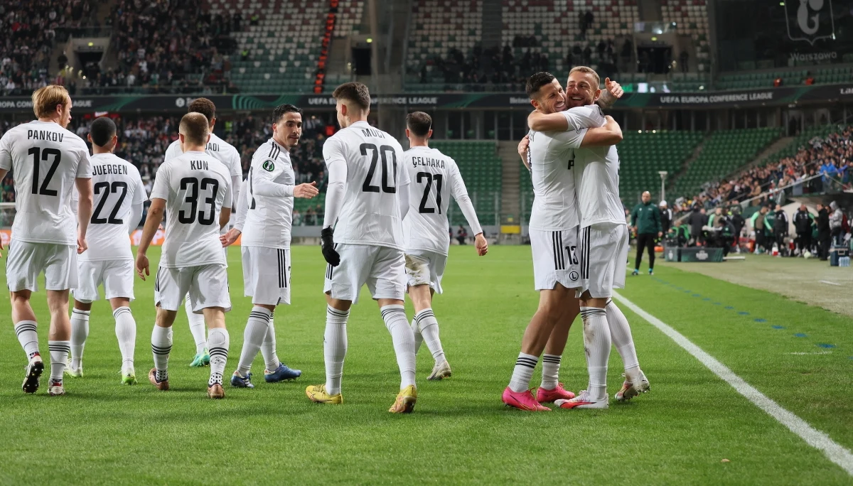 Piłkarze Legii Warszawa pokonali 2:0 Zrinjski Mostar w meczu 4. kolejki fazy grupowej Ligi Konferencji. Podopieczni Kosty Runjaica z dorobkiem 9 punktów prowadzą w tabeli - mają co prawda tyle samo punktów co Aston Villa, ale wyprzedają angielską ekipę dzięki wrześniowemu zwycięstwu w Warszawie 3:2.