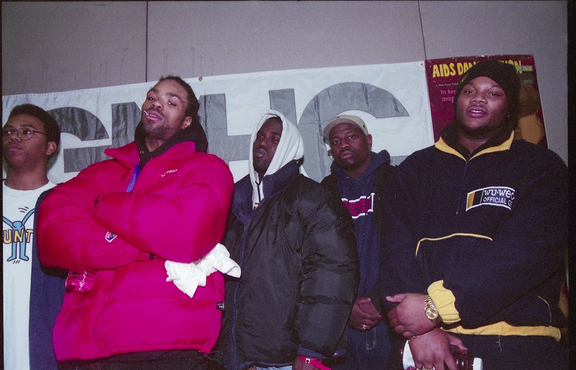 Minęły trzy dekady, odkąd Wu-Tang Clan rozpoczął swoją piękną historię debiutanckim albumem "Enter the Wu-Tang (36 Chambers)". Od tego czasu ekipa wpisała się na stałe nie tylko w legendę rapową, ale i całej hip-hopowej kultury. Chociaż nie przychodzą pierwsi na myśl, gdy tylko pomyśli się o pionierach tego gatunku, to należy im się szczególne miejsce wśród tych, którzy mieli na niego monumentalny wpływ. 30-lecie to idealny czas, by przypomnieć sobie klasyk gatunku zaserwowany nam w 1993 r. przez graczy ze Stanów Zjednoczonych.