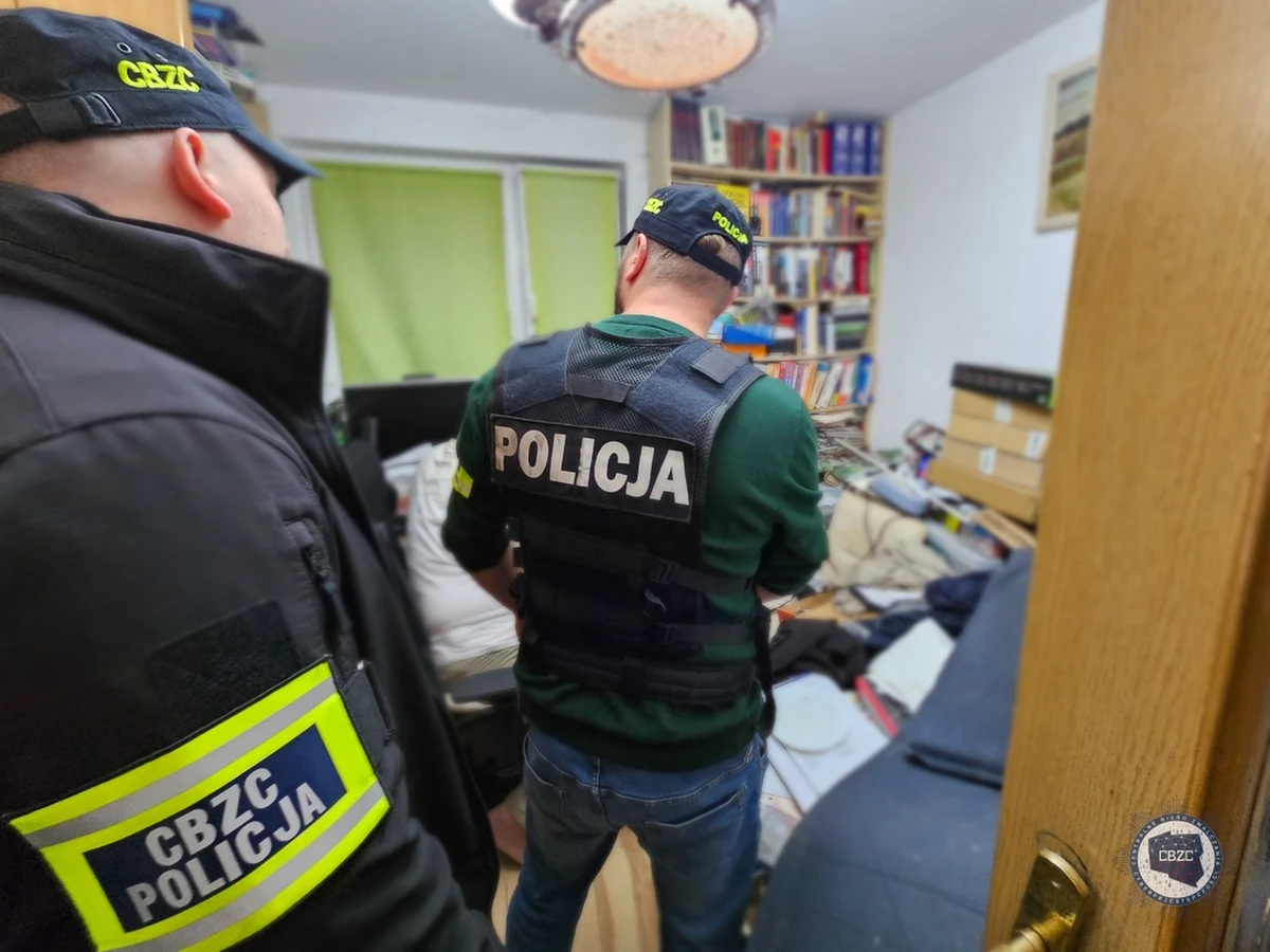 Policjanci Centralnego Biura Zwalczania Cyberprzestępczości z Rzeszowa zatrzymali 4 osoby podejrzane o posiadanie i rozpowszechnianie pornografii dziecięcej. Nielegalne pliki rozsyłali wykorzystując jeden z komunikatorów internetowych. 