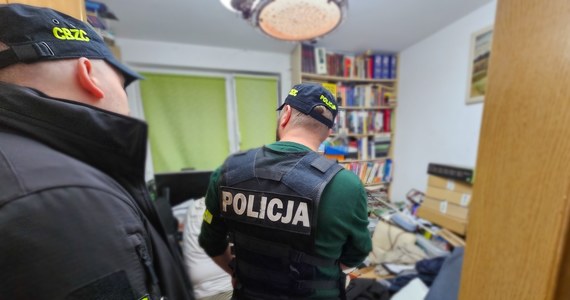 Policjanci Centralnego Biura Zwalczania Cyberprzestępczości z Rzeszowa zatrzymali 4 osoby podejrzane o posiadanie i rozpowszechnianie pornografii dziecięcej. Nielegalne pliki rozsyłali wykorzystując jeden z komunikatorów internetowych. 
